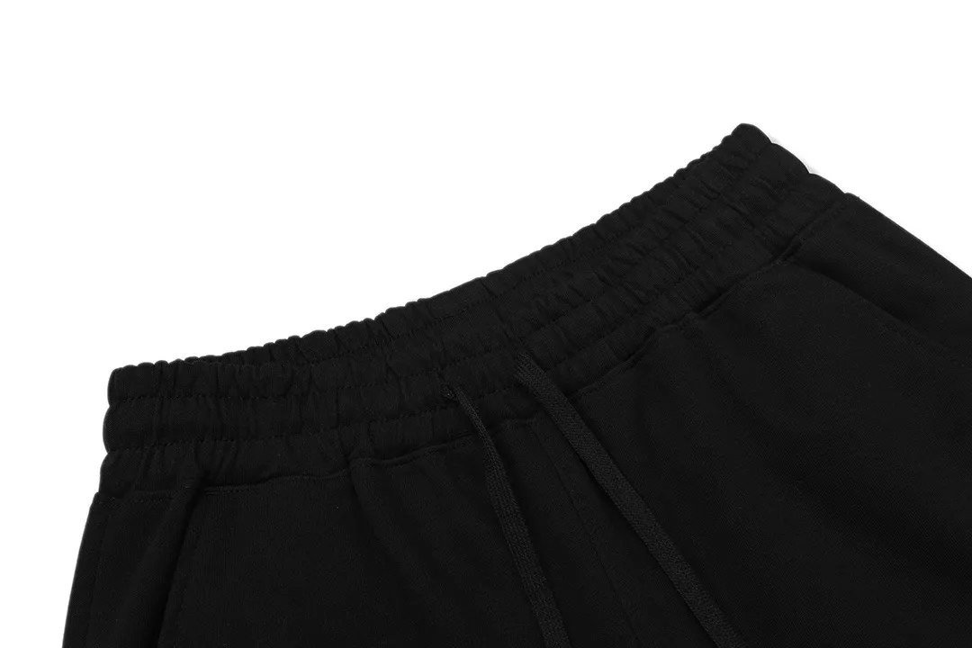 AMI 2026New Arrival Imported machine-embroidered love letter logo, essential for daily commuting for men and women Casual shorts ·Customized milk silk cotton fabric ·Imported machine embroidery technology ·Waist label, hangtag, three wash marks complete Color: Black Sizes: XS S M L